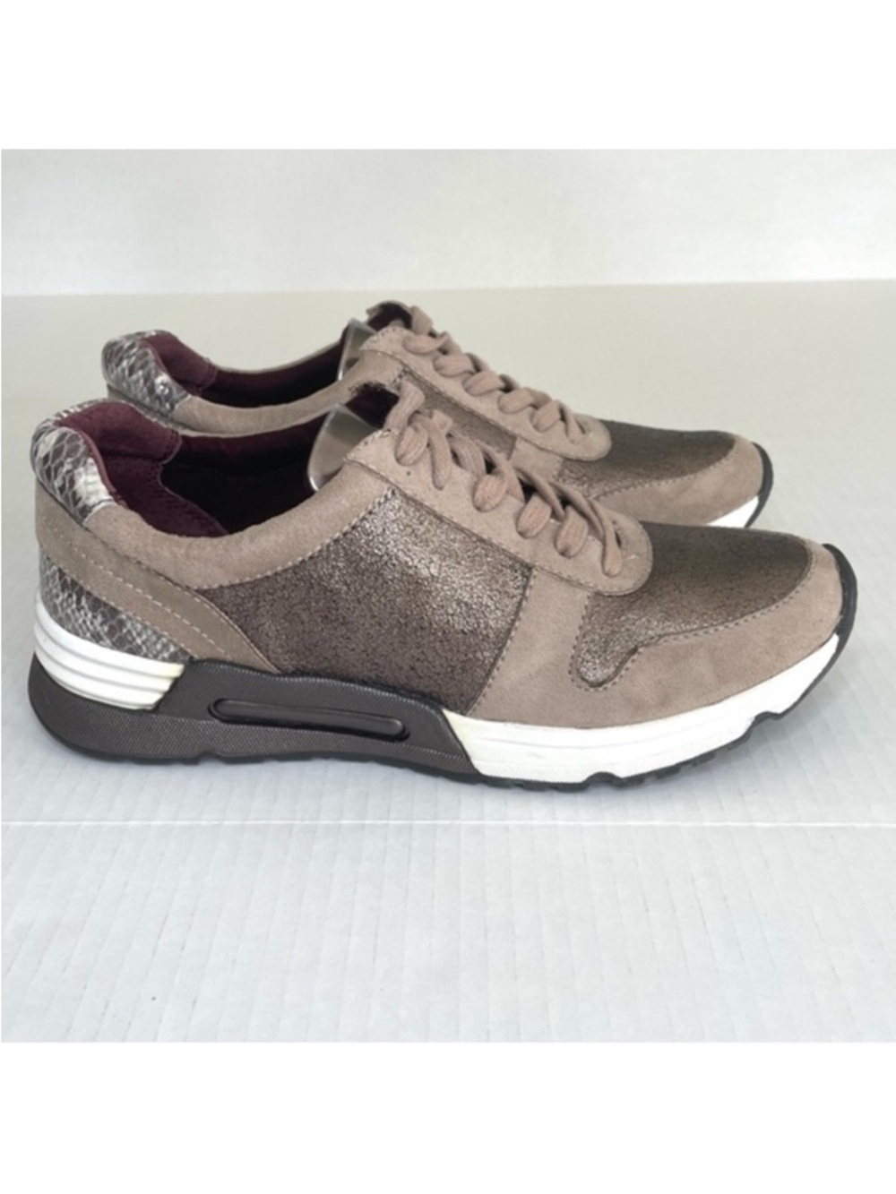 BCBG metallic suede leather alligator print beige tan sneakers Women’s size 6